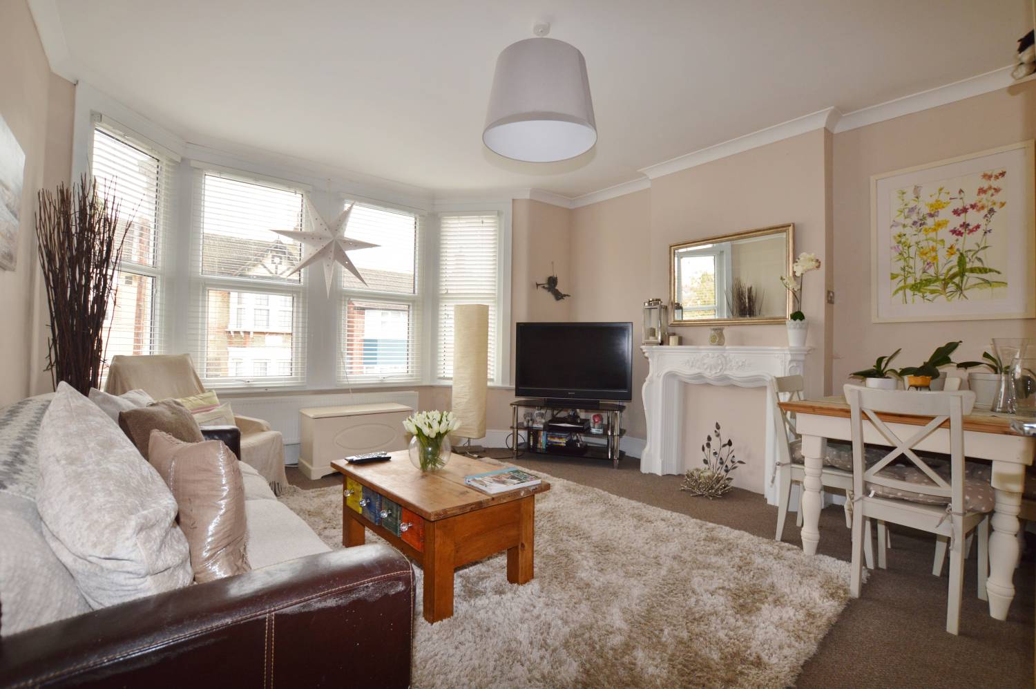 2 Bedroom First Floor Flat, Castleton Road, E17 4AR Abidins
