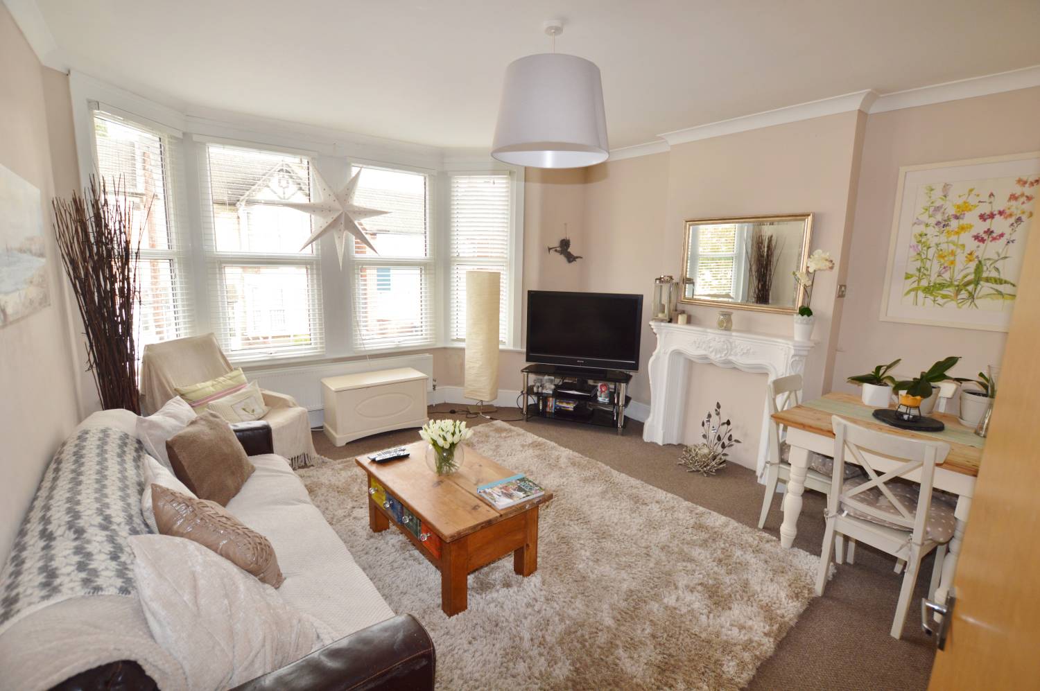 2 Bedroom First Floor Flat, Castleton Road, E17 4AR Abidins