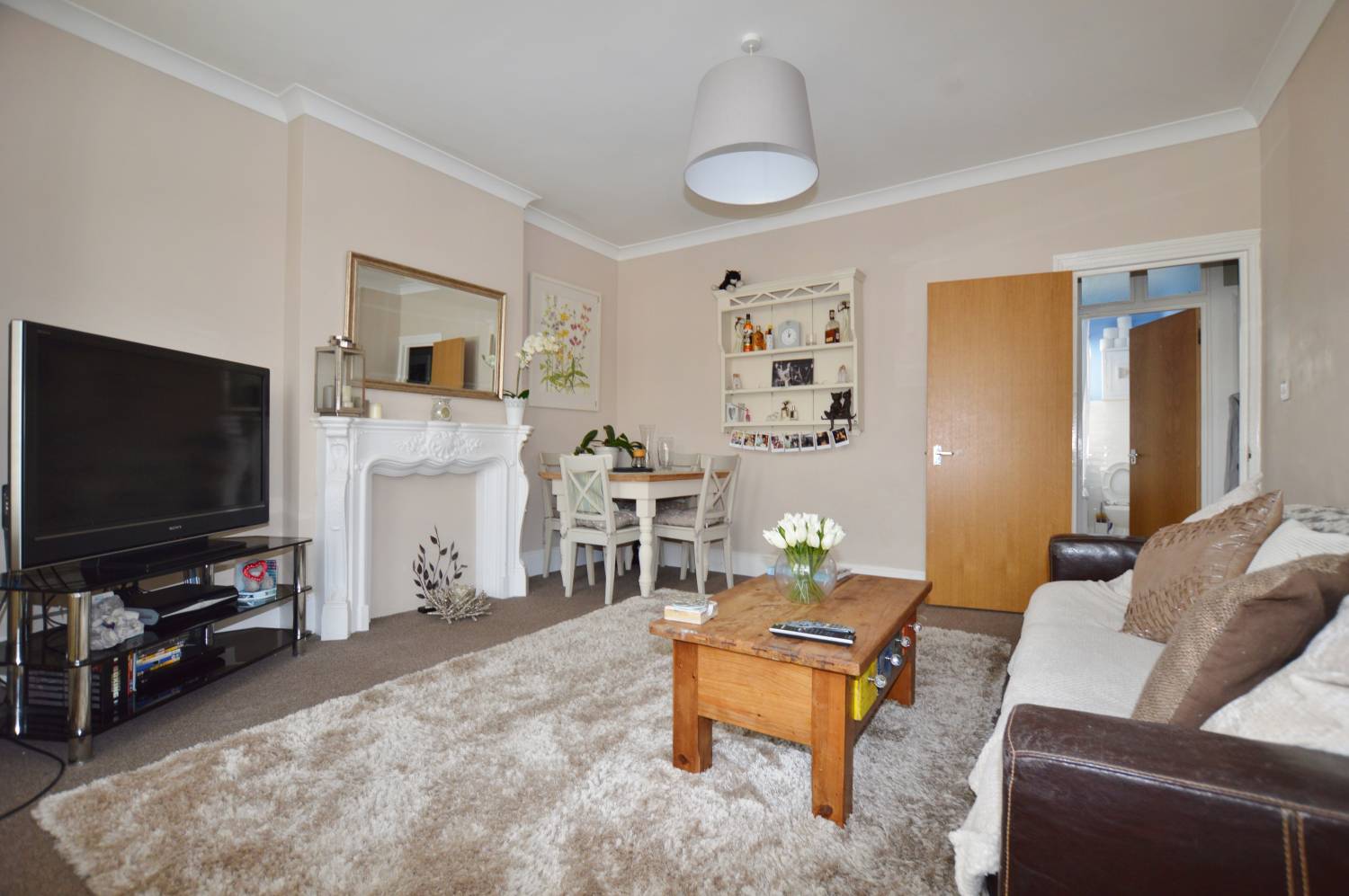 2 Bedroom First Floor Flat, Castleton Road, E17 4AR Abidins
