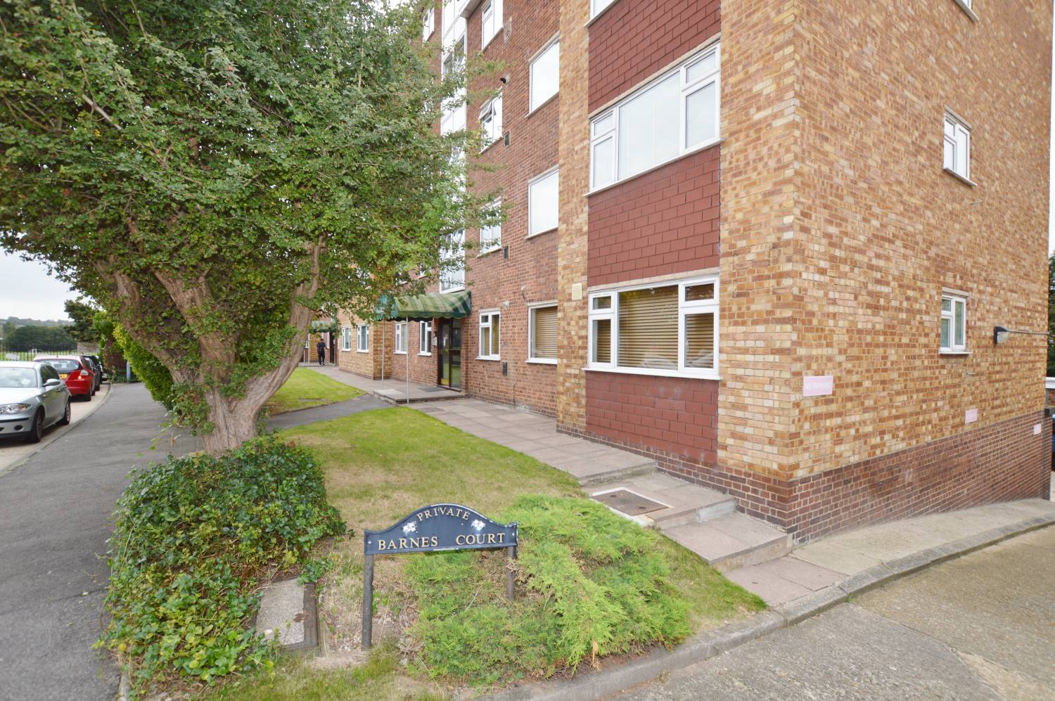 2 Bedroom Purpose Built Flat, Barnes Court, IG8 7NJ Abidins