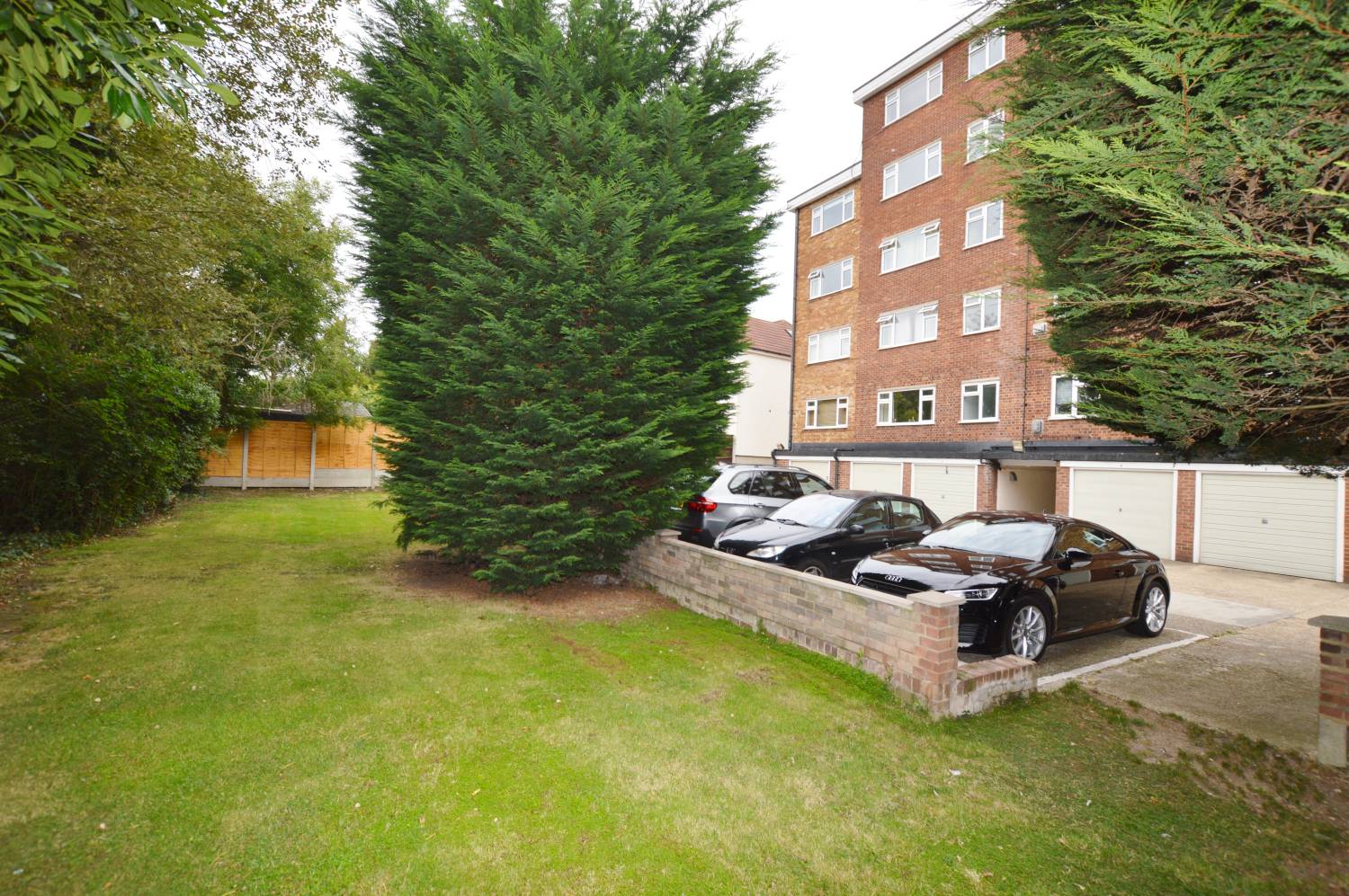 2 Bedroom Purpose Built Flat, Barnes Court, IG8 7NJ Abidins