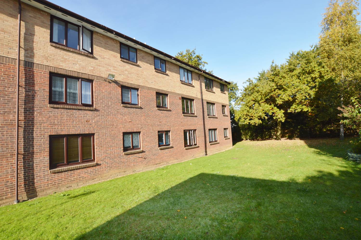 2 Bedroom Purpose Built Flat, Poplar Court, E4 9UX Abidins