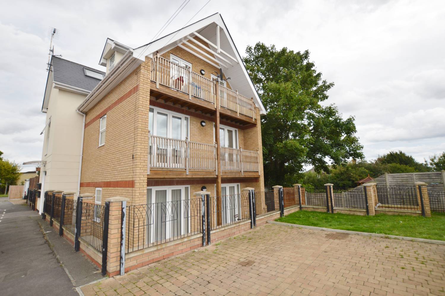 1 Bedroom Apartment, Peterman Court, Ilford, IG6 2FG Abidins