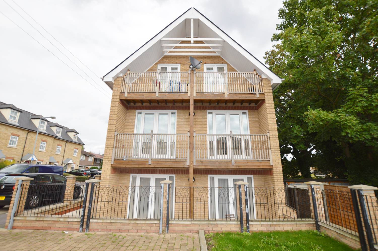 1 Bedroom Apartment, Peterman Court, Ilford, IG6 2FG Abidins