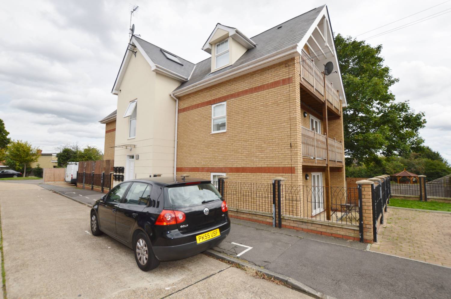 1 Bedroom Apartment, Peterman Court, Ilford, IG6 2FG Abidins