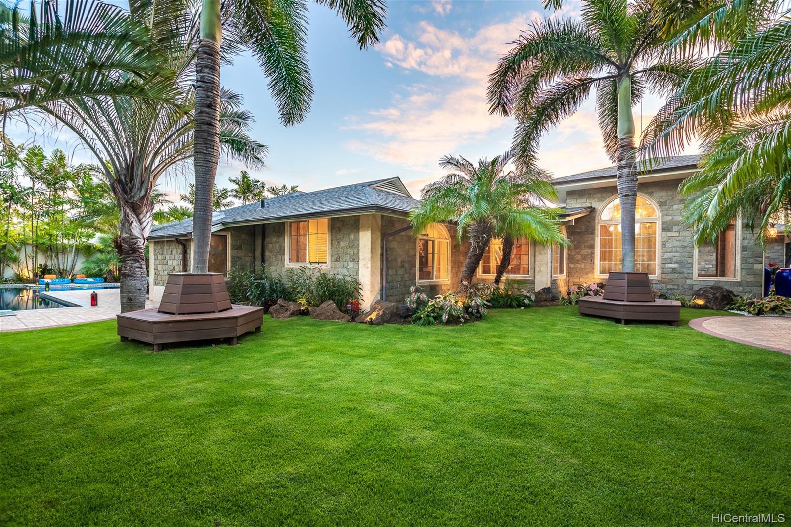 Luxury Hawaii Haul IUCN Water