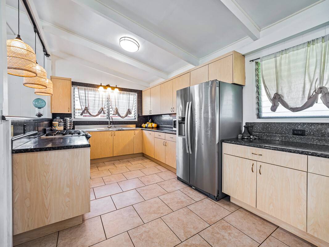 Hilo Home With a Timeless Charm in a Desirable District Hawaii Real