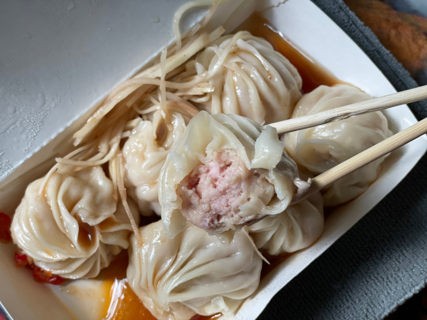 群笼之首手工小笼包-皮薄馅多的餐车小笼包竟有Google4.8颗星！