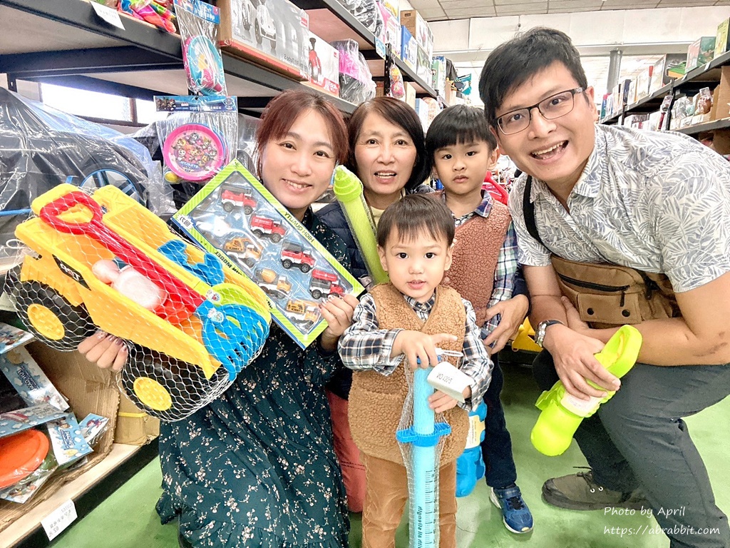 彰化玩具批發推薦-遛小孩玩具屋，擴大營業除了玩具還有生活用品、停車方便