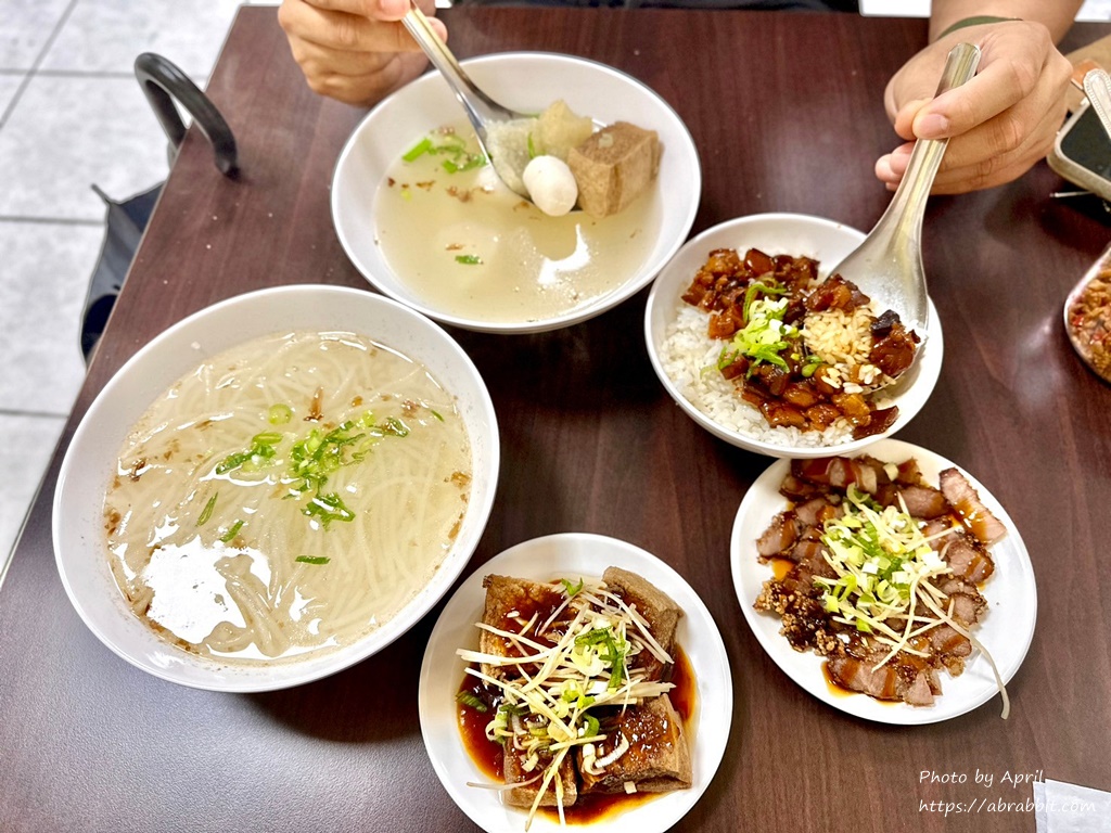 近寶覺寺、新民高中的第八市場米粉湯-我覺得滷肉飯更讚