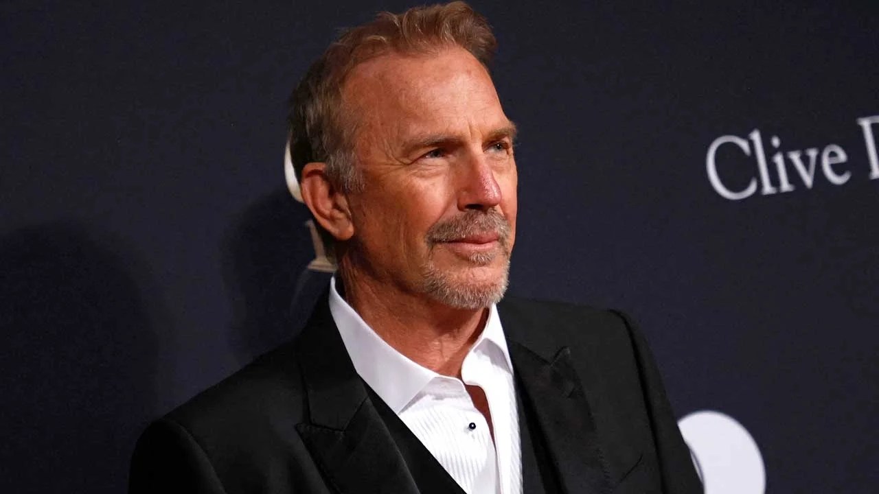 Kevin Costner Siblings Meet Daniel Craig Costner and Mark Douglas(013)