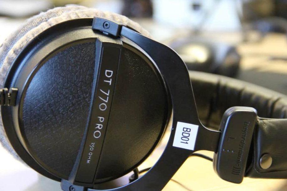 How to Plug Headphones into an Amp A Clear and Confident Guide