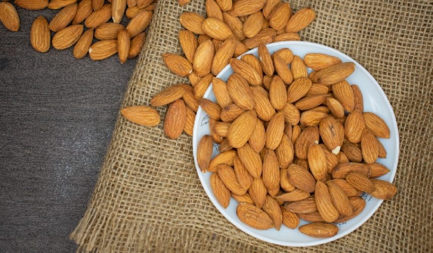 बादाम खाने के फायदे और नुक़सान Almond Benefits and Side Effects in Hindi