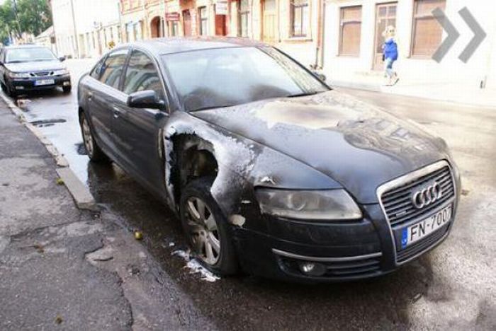 What Happens When Lightning Strikes a Car (3 pics)