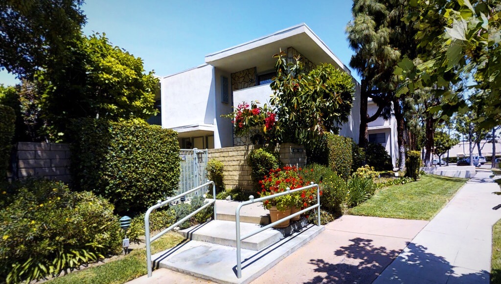Hip + Bright MidCentury Townhouse with a Pool in Burbank sold over