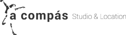 a compás