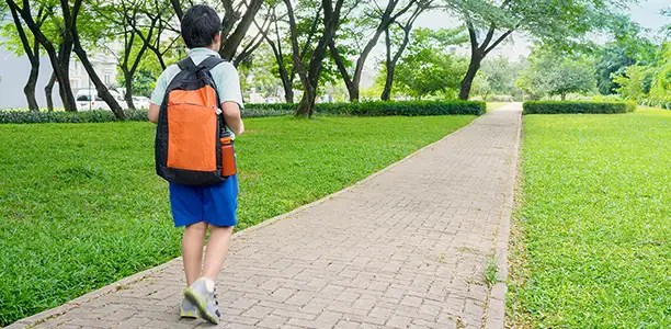 Fautil laisser les enfants marcher seuls pour aller à l’école? Actif