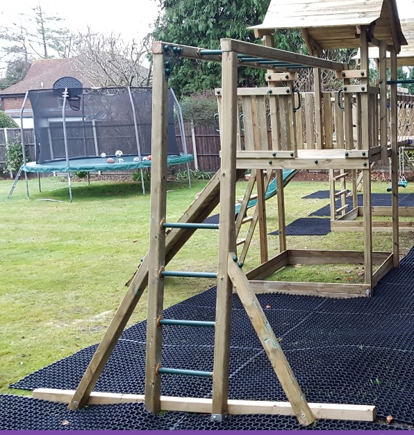 Monkey bars with green rungs Active Garden