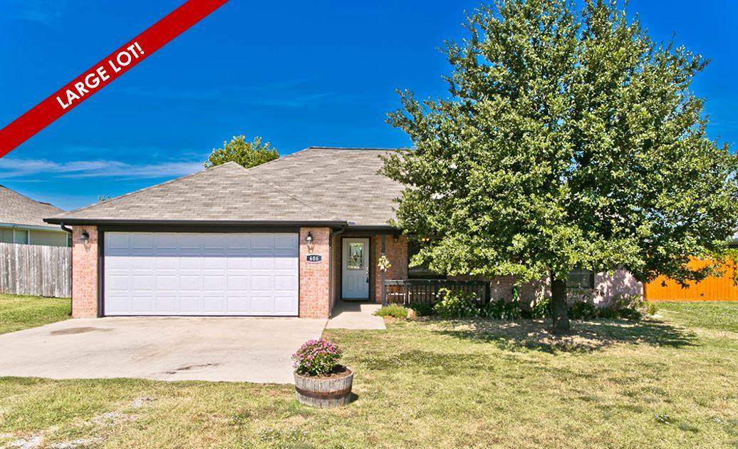 Stunning Home On An Oversized Lot With Easy Access To L