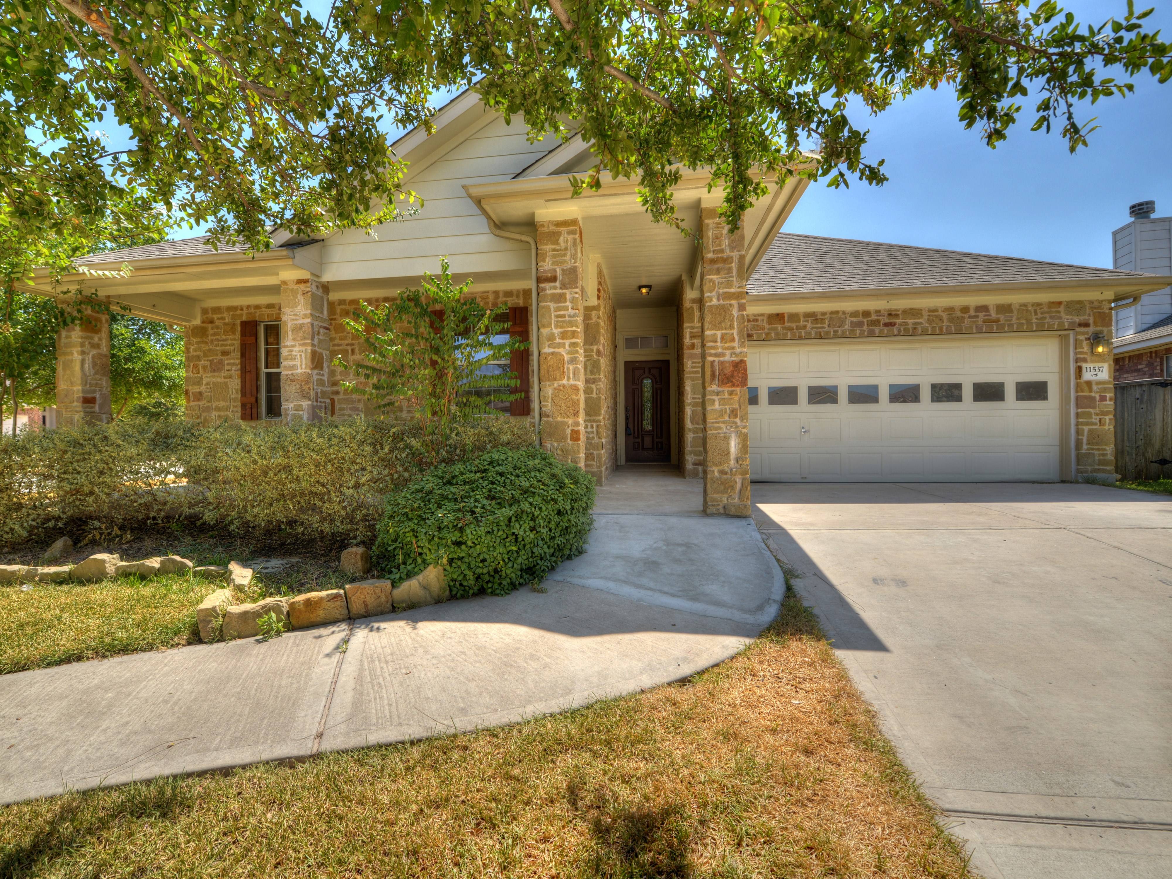 Lovely home in Shadowglen, come bring your buyers!