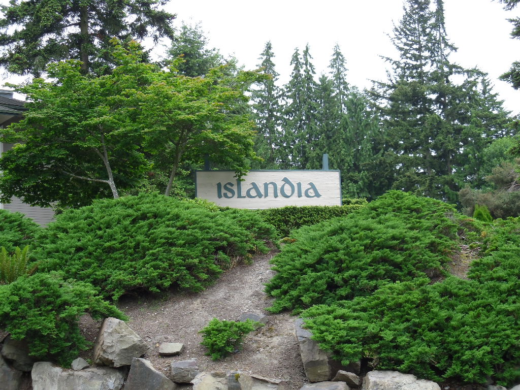 Islandia Condominiums Walking distance to Edmonds Com