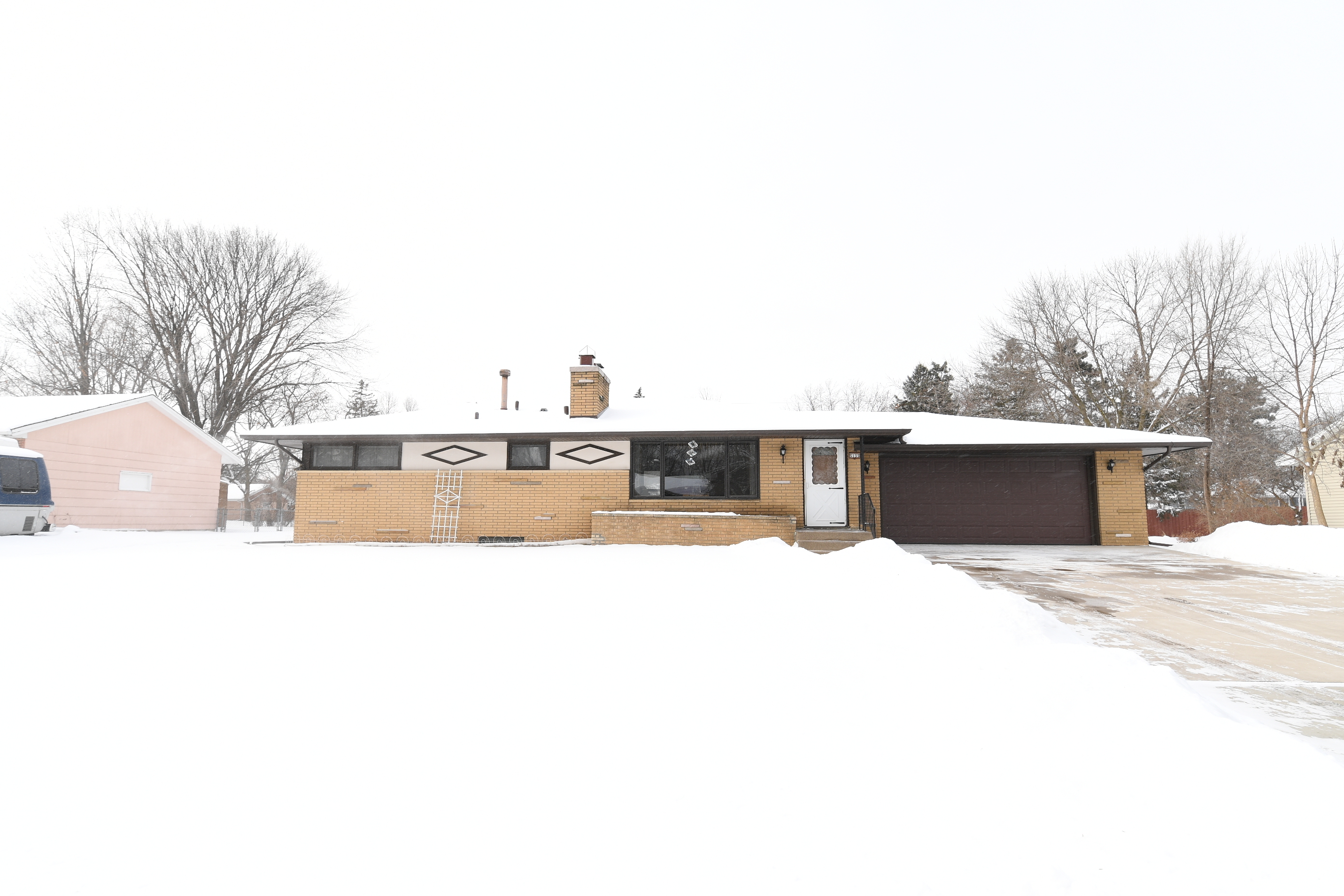 Re/Max Results Well Maintained Mounds View Home w/Pool