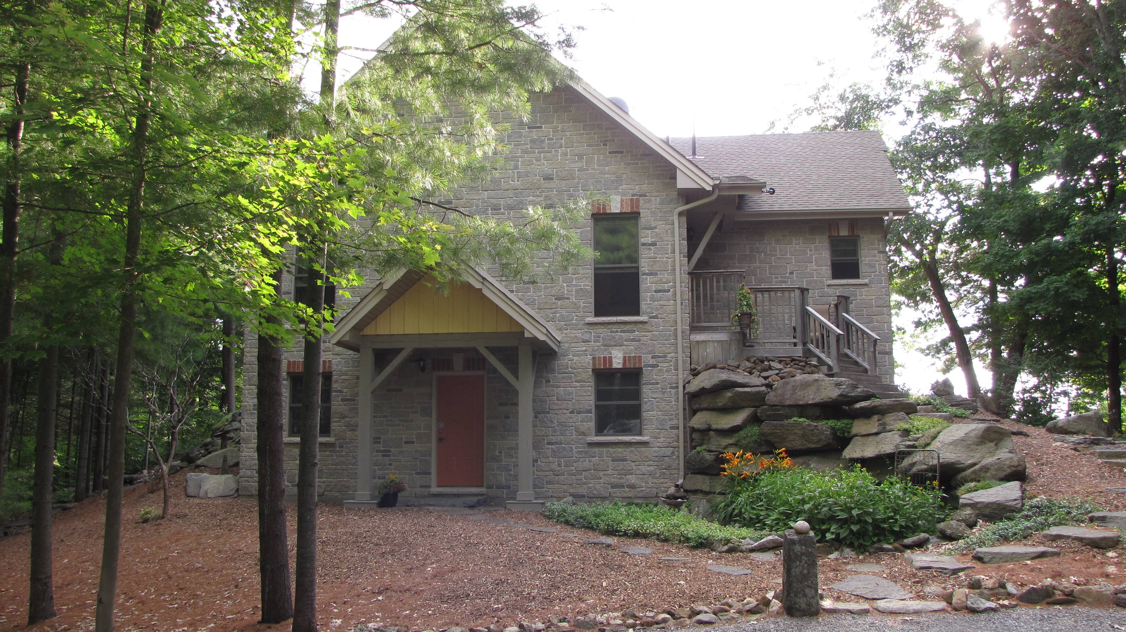 LUXURY HOMES FOR SALE IN THE GREATER KINGSTON AND 1000 ISLANDS AREA