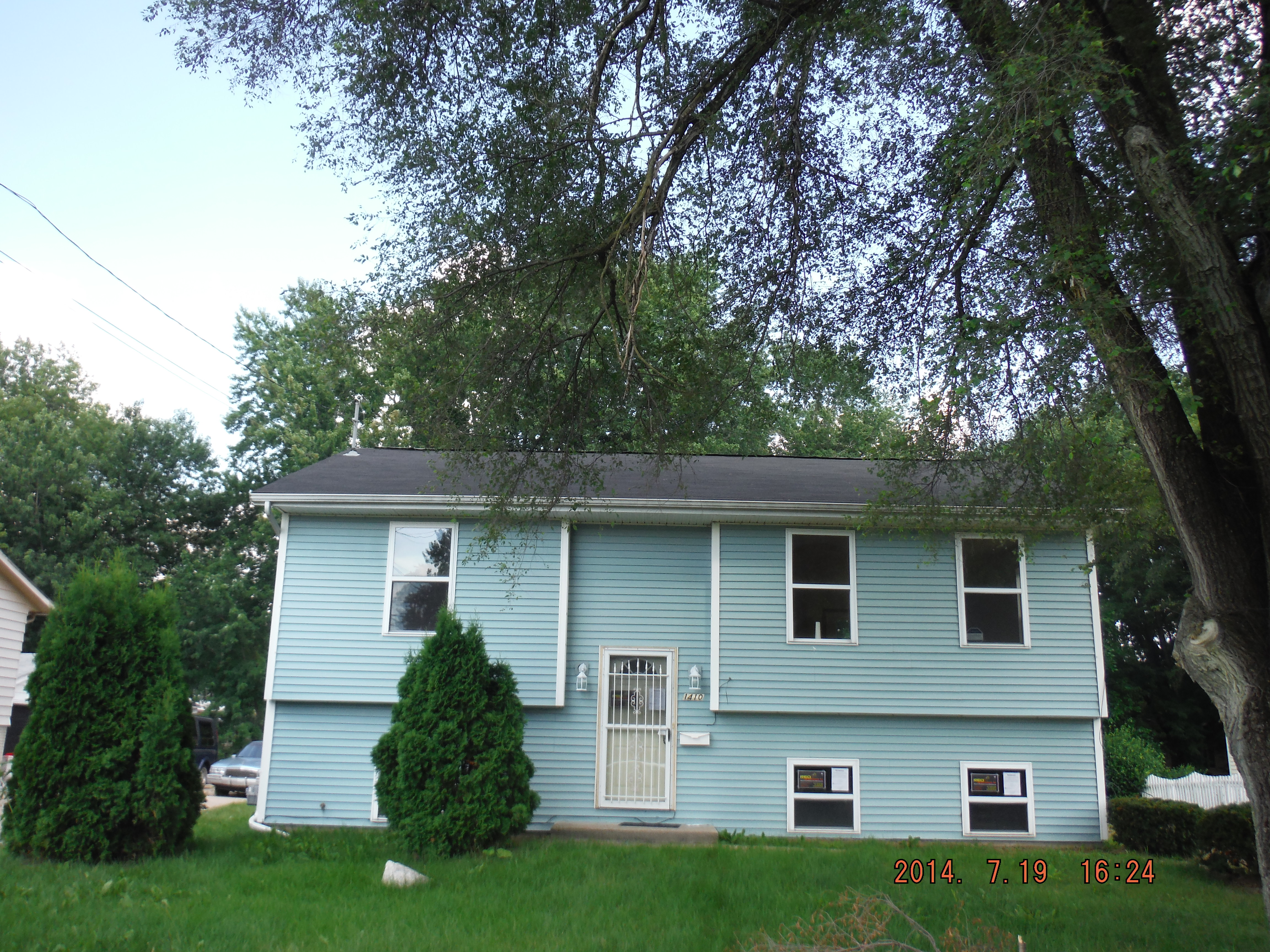 MOVE IN READY home for sale in Kalamazoo MI with 45 bed 1.5 bath