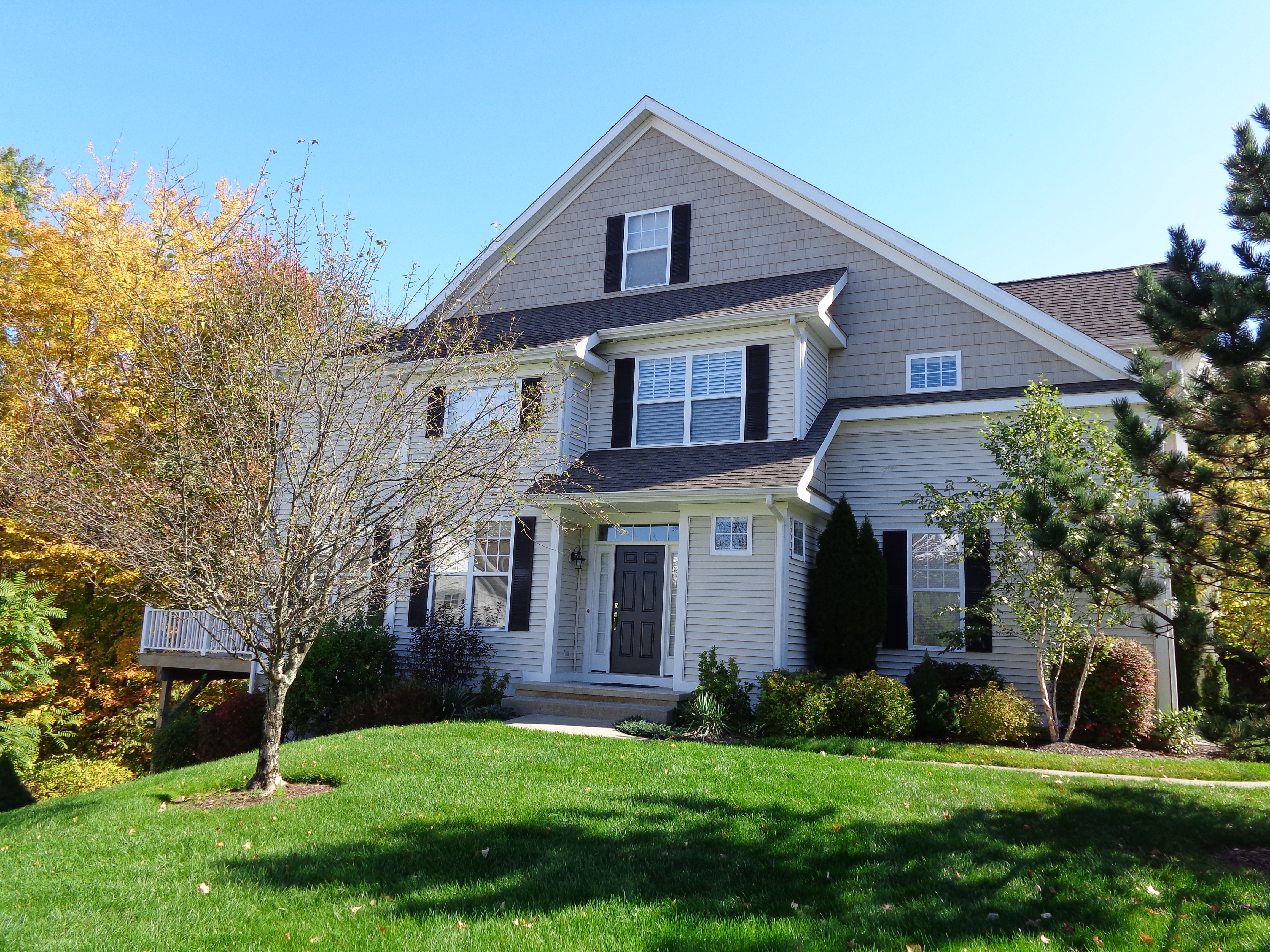 Woodland HillsDanbury,CT Luxury Townhome Just Purchased