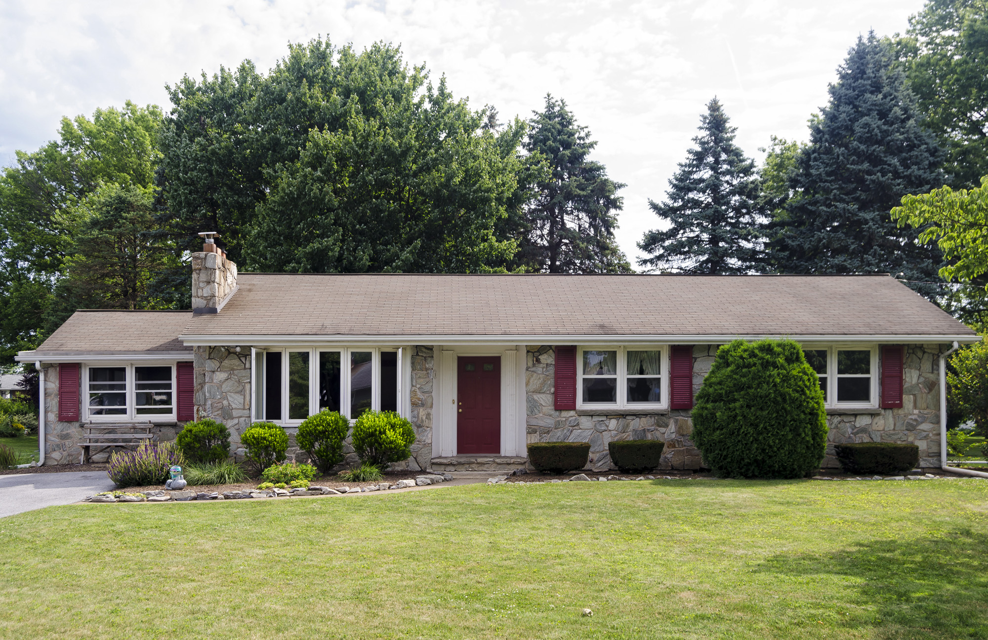 Make This Home Shine With Your Personal Touch16 Midland Court, Middletown