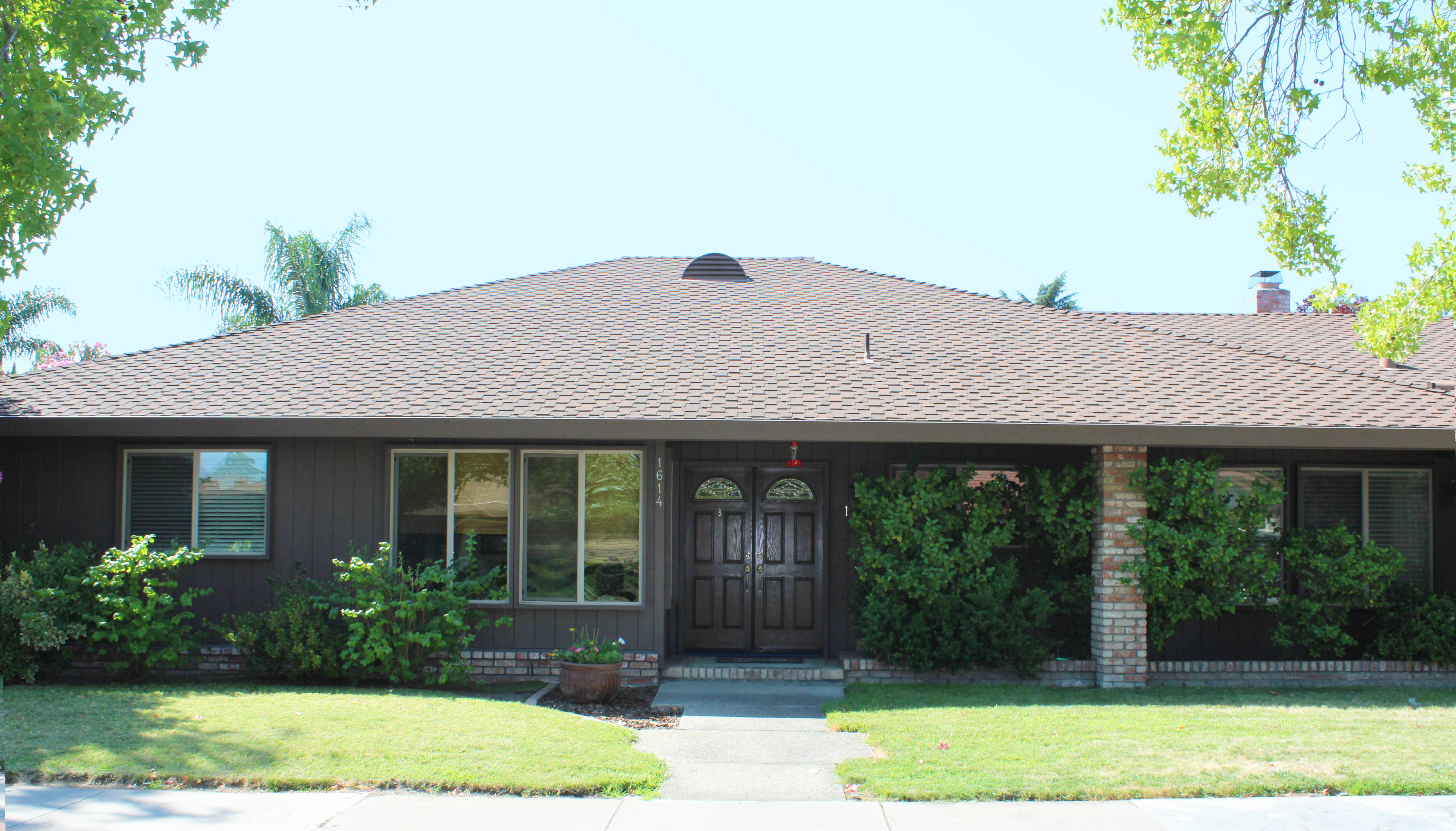 Charming Home blocks from UOP and Miracle Mile 95204