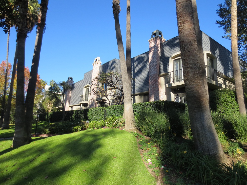 Pasadena CA Chateau de Ville Townhomes on South Orange Grove Boulevard