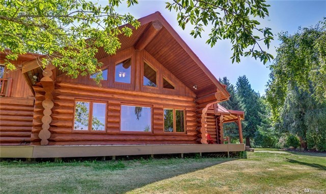 Majestic Log Home in Everson