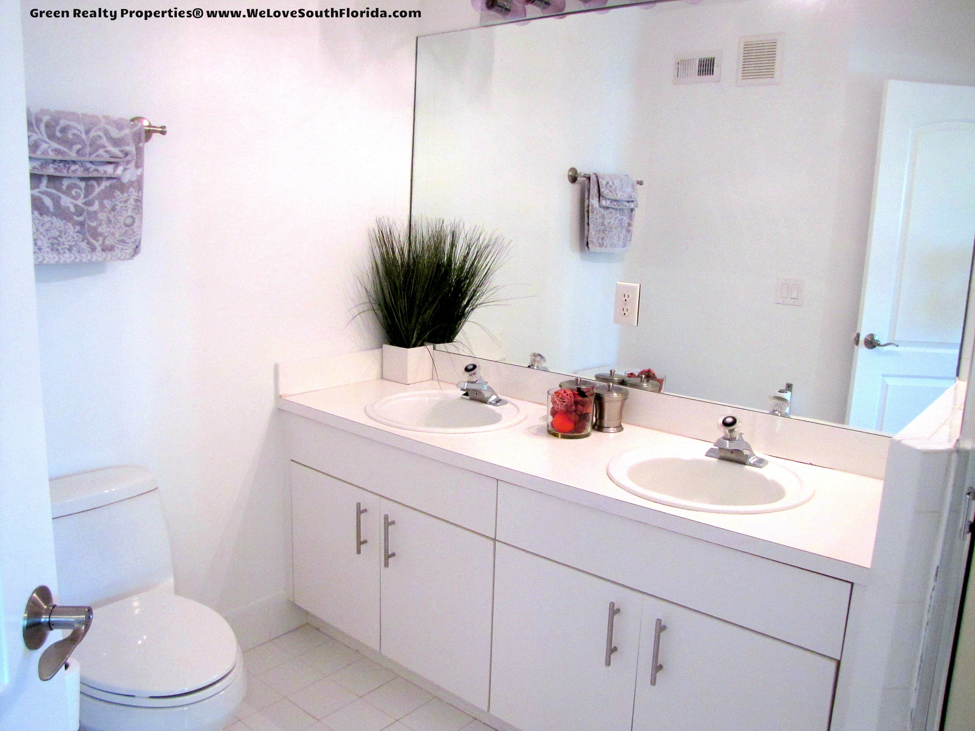 New Listing Pelican Pointe Townhome in Pembroke Pines For Sale