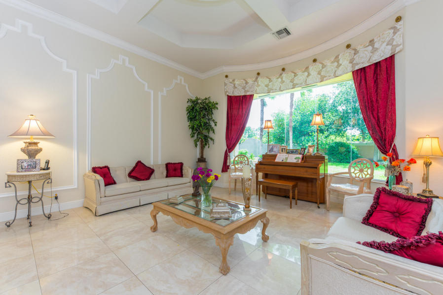 Wonderful home in exclusive San Messina Lake Worth Homes