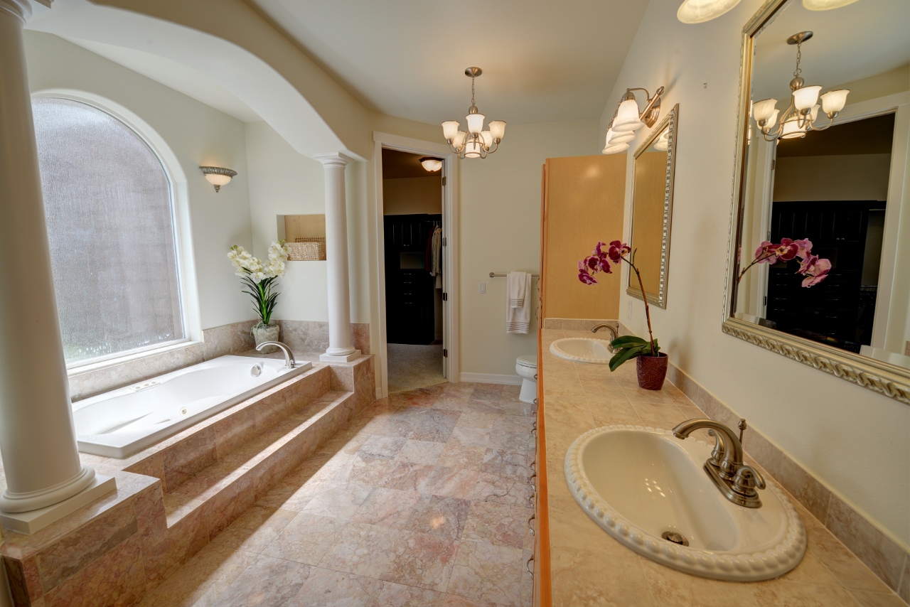 Eaglemont Golf Course Luxury Home for Sale Mount Vernon, WA