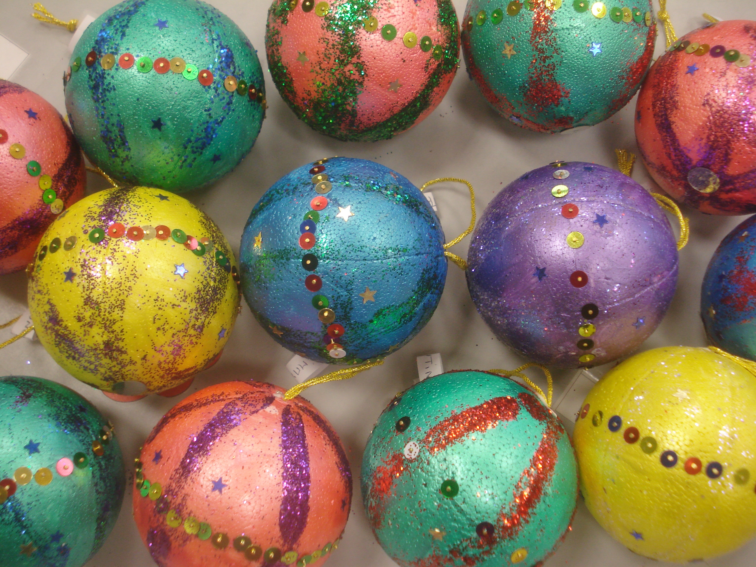 Une Boule De Noel Activites A La Maison