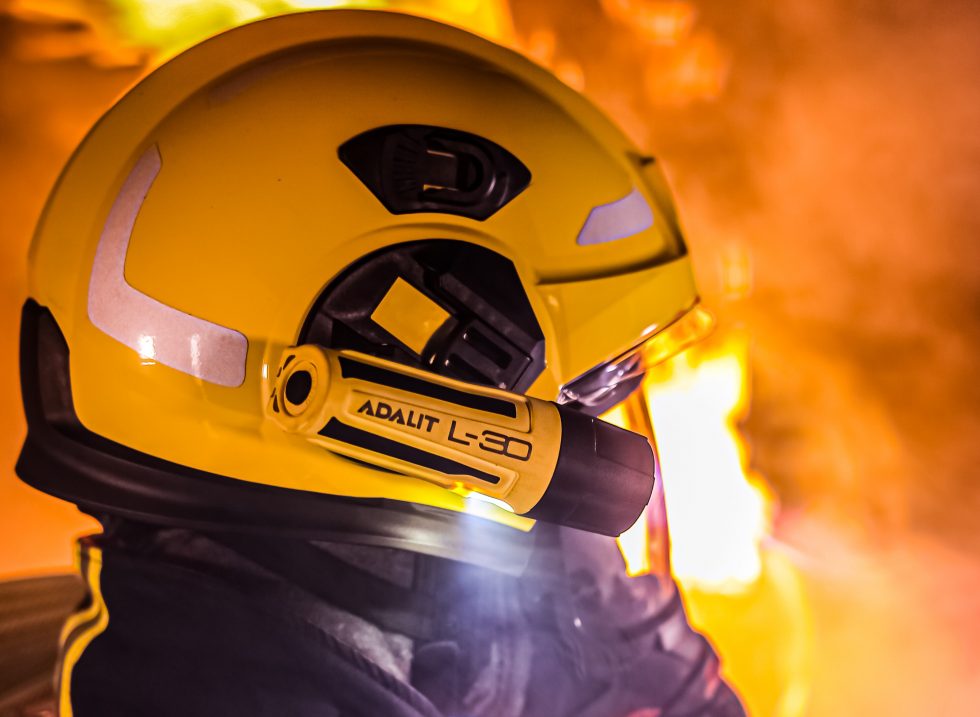 STEP LIGHTING SYSTEM o SISTEMA DE LUZ DE PASO ADALIT®