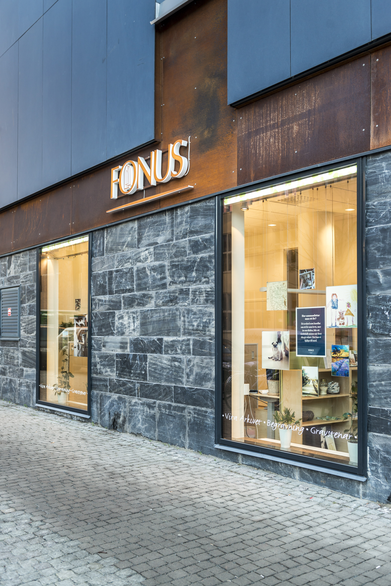 Hanging Retail Displays FineLine™ Retail Displays Adder Retail