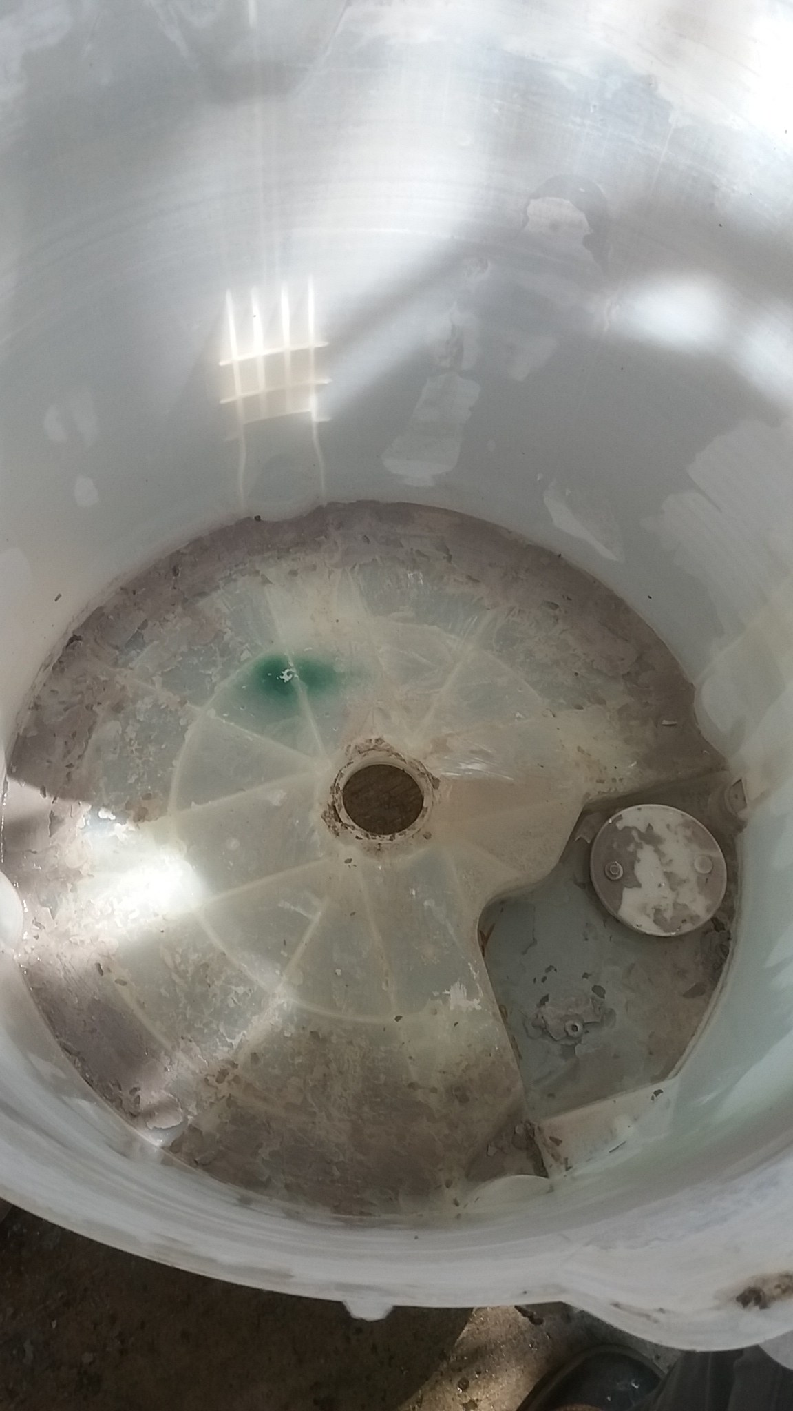 Web para limpiar la acumulación de sarro y suciedad de la lavadora, necesitará dos ingredientes: Vinagre y bicarbonato de sodio. quitar Sarro de lavadora