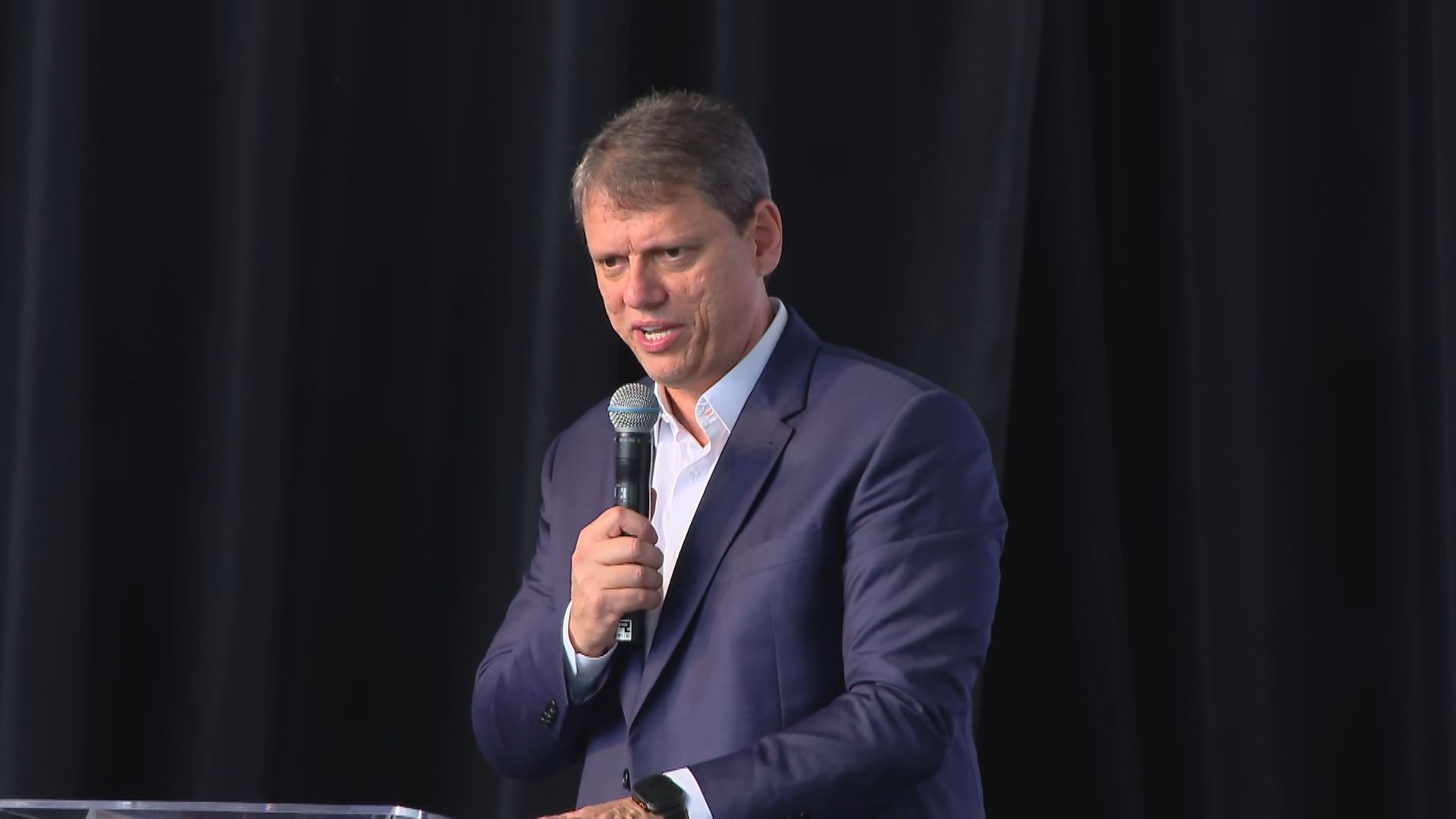 Após pesquisas, Tarcísio reforça apoio a Flávio: “é o meu candidato”