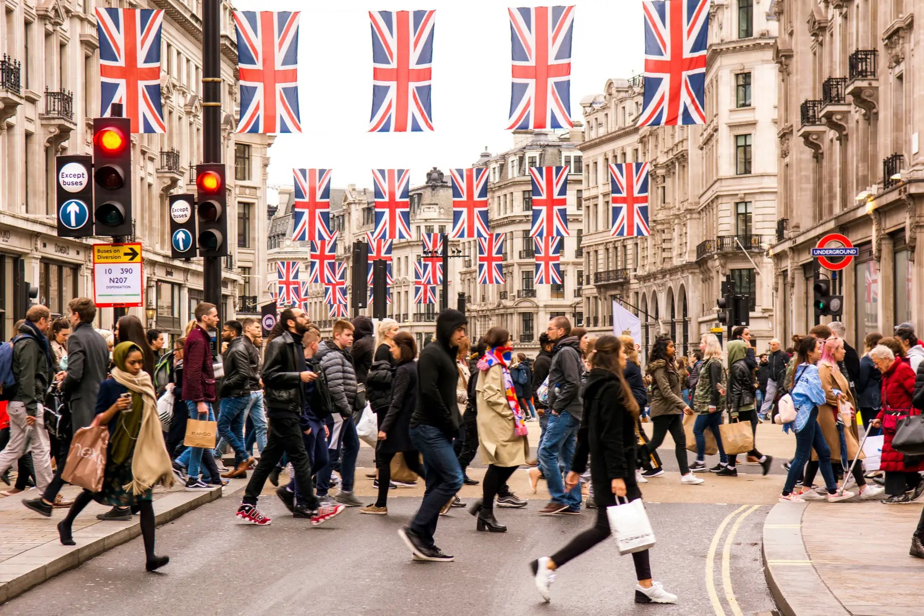 British etiquette: how to navigate UK social norms | Expatica