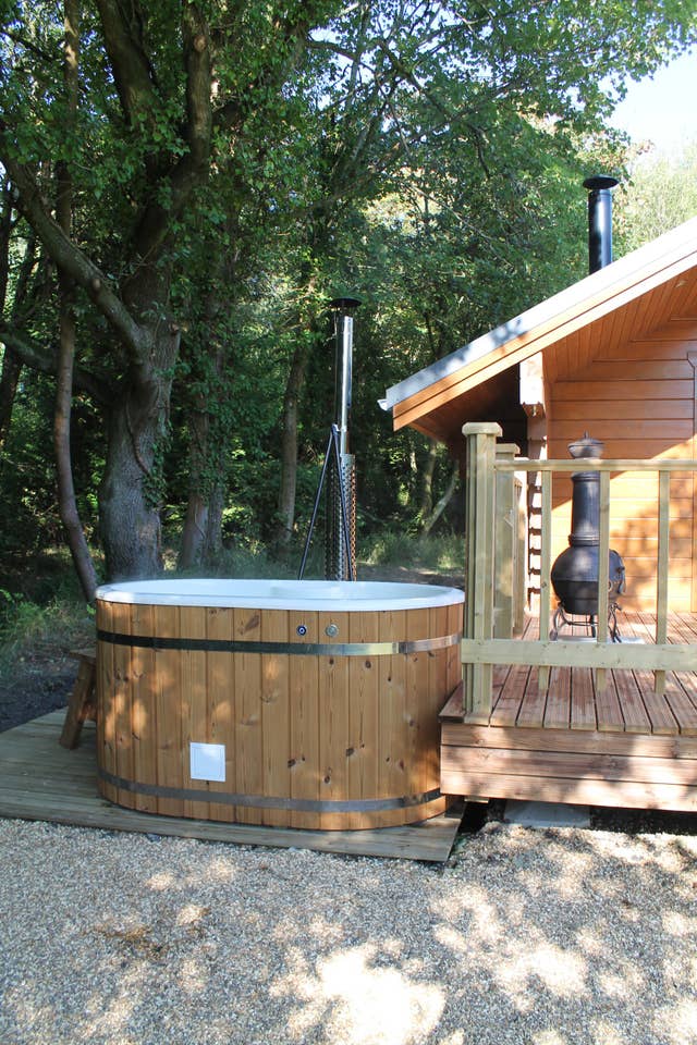 Oak Lodge with woodfired hot tub, perfect for 2 Adorable Living Spaces