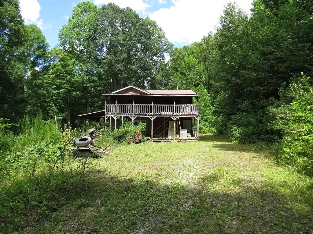 12 acres, 4 bd/2ba home, 2 bonus houses and free natural gas! 149,900