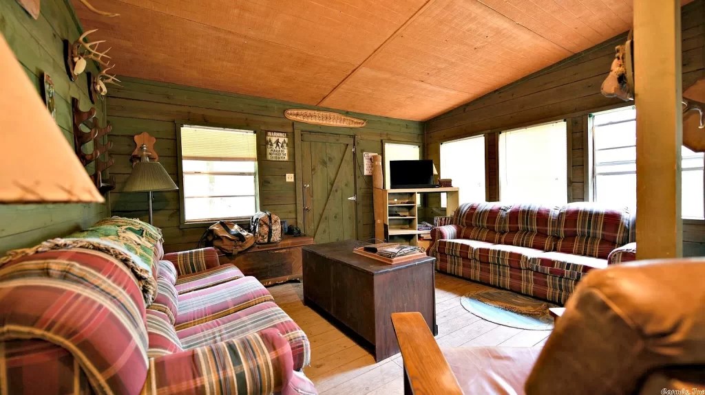 Remote 3 bd cabin on Kiamichi Mountains. 20.8 acres. 245,000