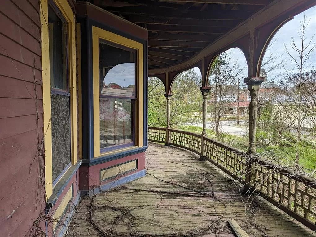 The PendletonGraves house. 5 bd Victorian gem circa 1820. 99,000