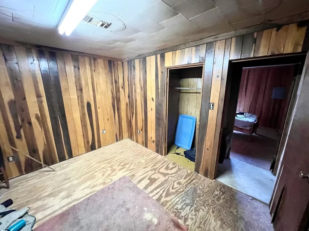 79 acres! Hunting camp, creeks & abundance of wildlife. 180,000