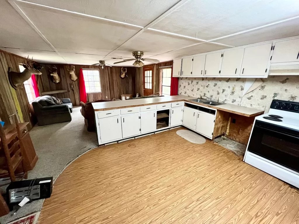 79 acres! Hunting camp, creeks & abundance of wildlife. 180,000