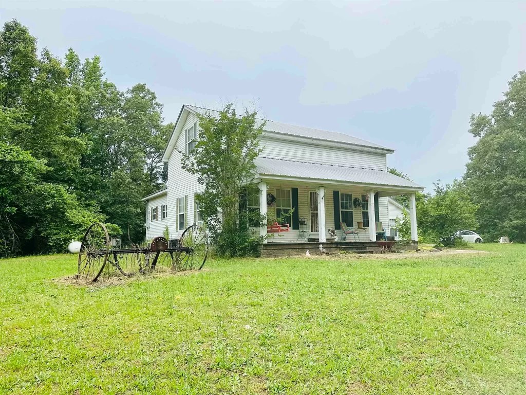 Cozy Furnished Farmhouse in Selmer, TN (169,900, 4 acres) Adorable