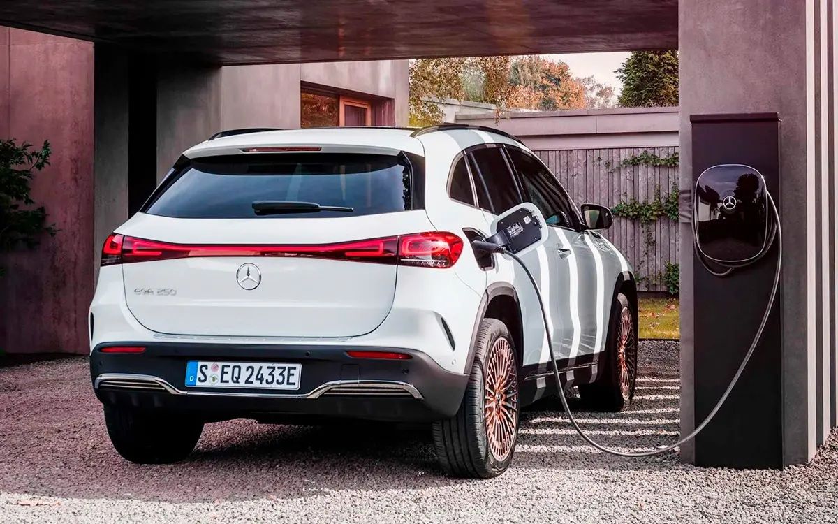 Comprar un coche eléctrico ahorra 9.000 euros en 11 años de uso